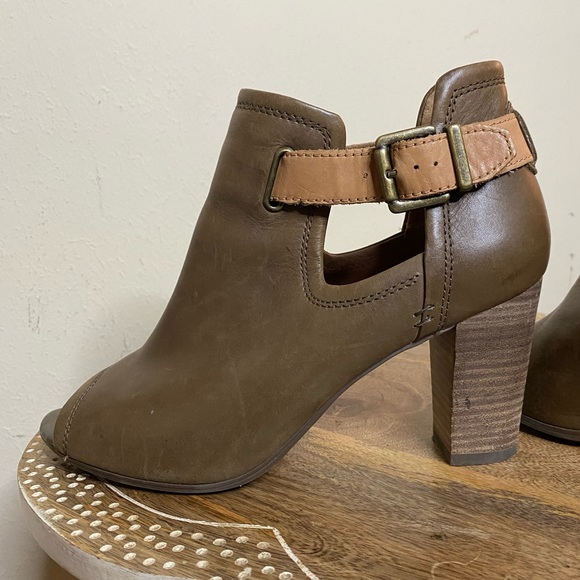 Clarks Shira Nicole Open Toed Heeled Sandals Brown and Tan Leather Ankle Booties - Picture 8 of 12